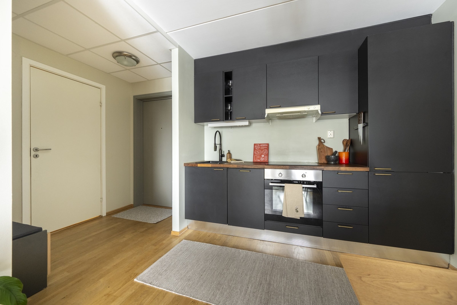 Det er godt med oppbevaringsplass i både skuffer og skap. Galleribilde