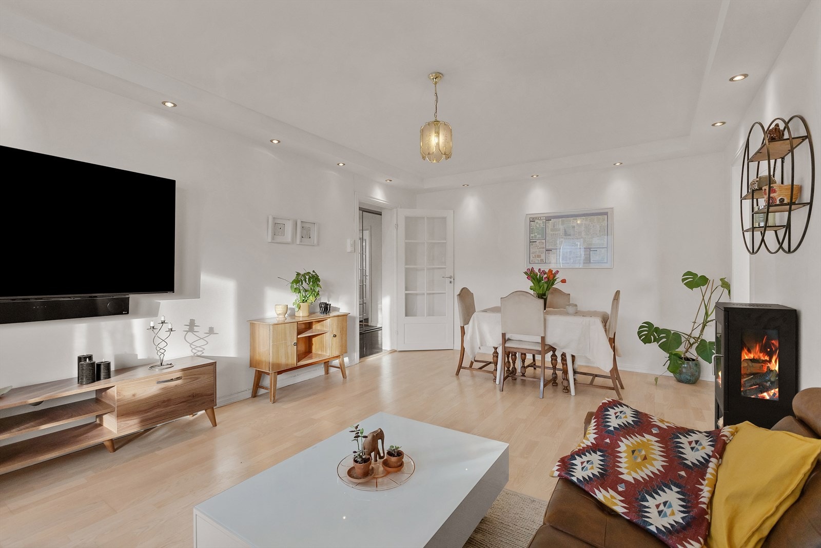 En lys og gjennomgående leilighet med svært god planløsning og en luftig romfølelse. Galleribilde