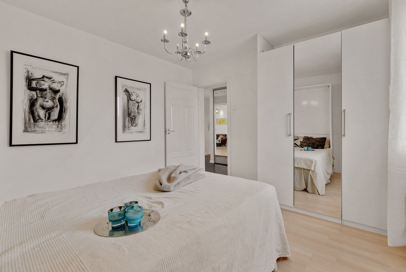 Hovedsoverommet har god plass til dobbeltseng og tilhørende møbler, og oppleves som et rolig og behagelig rom. Galleribilde