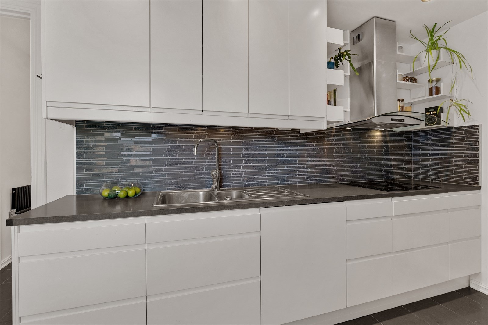 Innredningen har godt med skap- og benkeplass, nedfelt kum med ettgreps blandebatteri og flislagt vegg mellom benk og overskap. Galleribilde