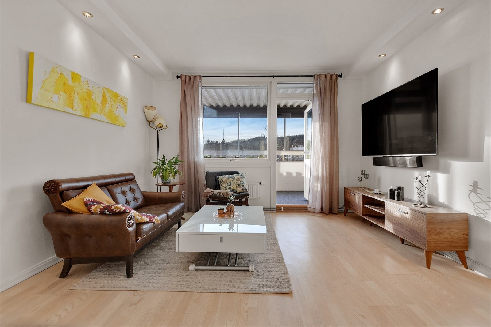 Store vindusflater slipper inn rikelig med naturlig lys og skaper en varm og trivelig atmosfære. Galleribilde