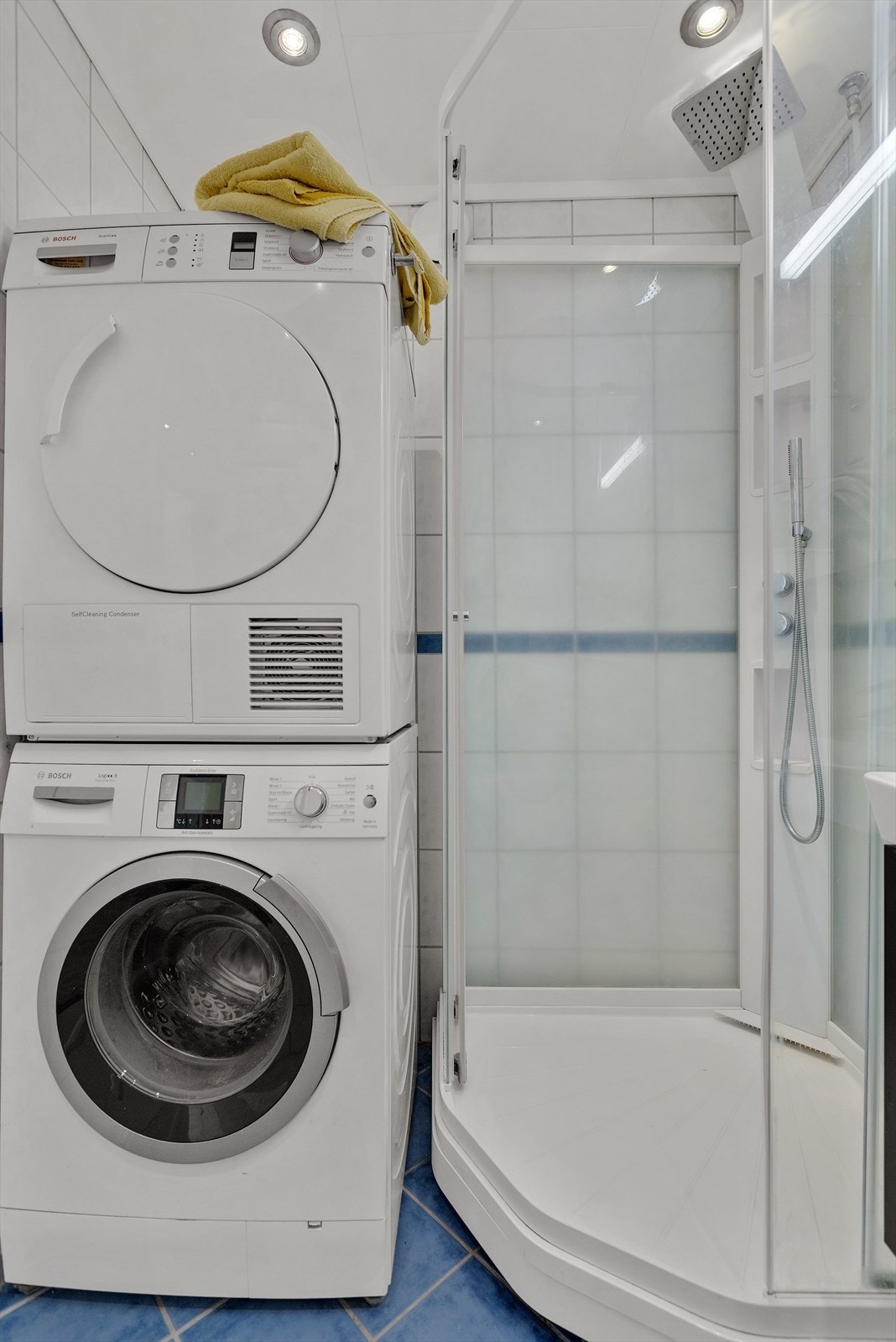 Badet er innredet med veggmontert WC, dusjkabinett og servant i innredning med ettgreps blandebatteri. Det er opplegg for vaskemaskin og god utnyttelse av plassen. Galleribilde