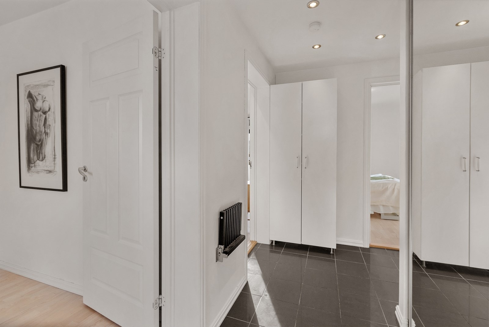 Downlights i himling gir jevn og behagelig belysning. Entréen har en praktisk planløsning med enkel adkomst til boligens øvrige rom, og fremstår som både funksjonell og ryddig. Galleribilde