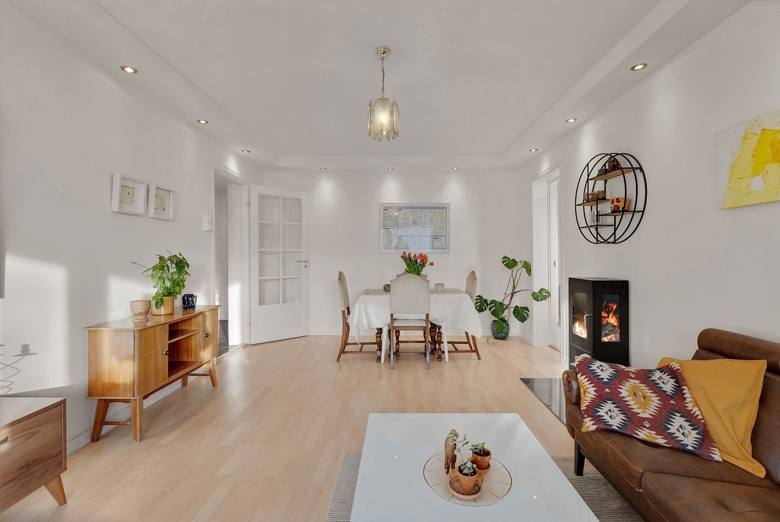 Den gode og åpne planløsningen gjør dette til et hyggelig og sosialt oppholdsrom. Galleribilde