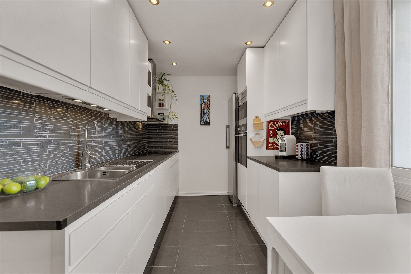 Det er integrert koketopp med kullfiltervifte over, samt integrert stekeovn, mikrobølgeovn og oppvaskmaskin. Galleribilde