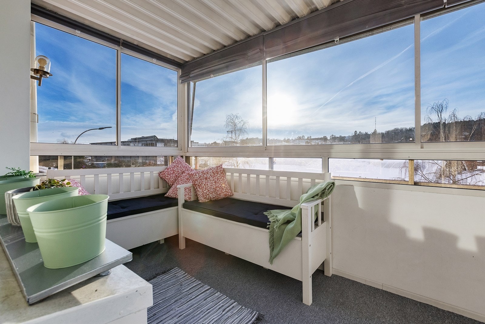 Fra stuen er det utgang til en herlig balkong på ca. 7 kvm, som gir en fin forlengelse av oppholdsrommet. Galleribilde