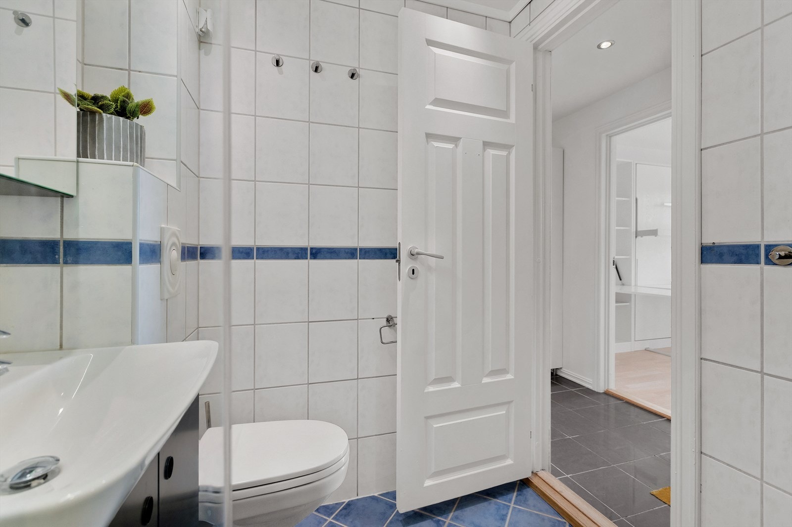 Takess i himling med innfelte downlights på dimmer gir et behagelig og funksjonelt lys. Et praktisk og lettstelt bad med tidsriktige løsninger. Galleribilde