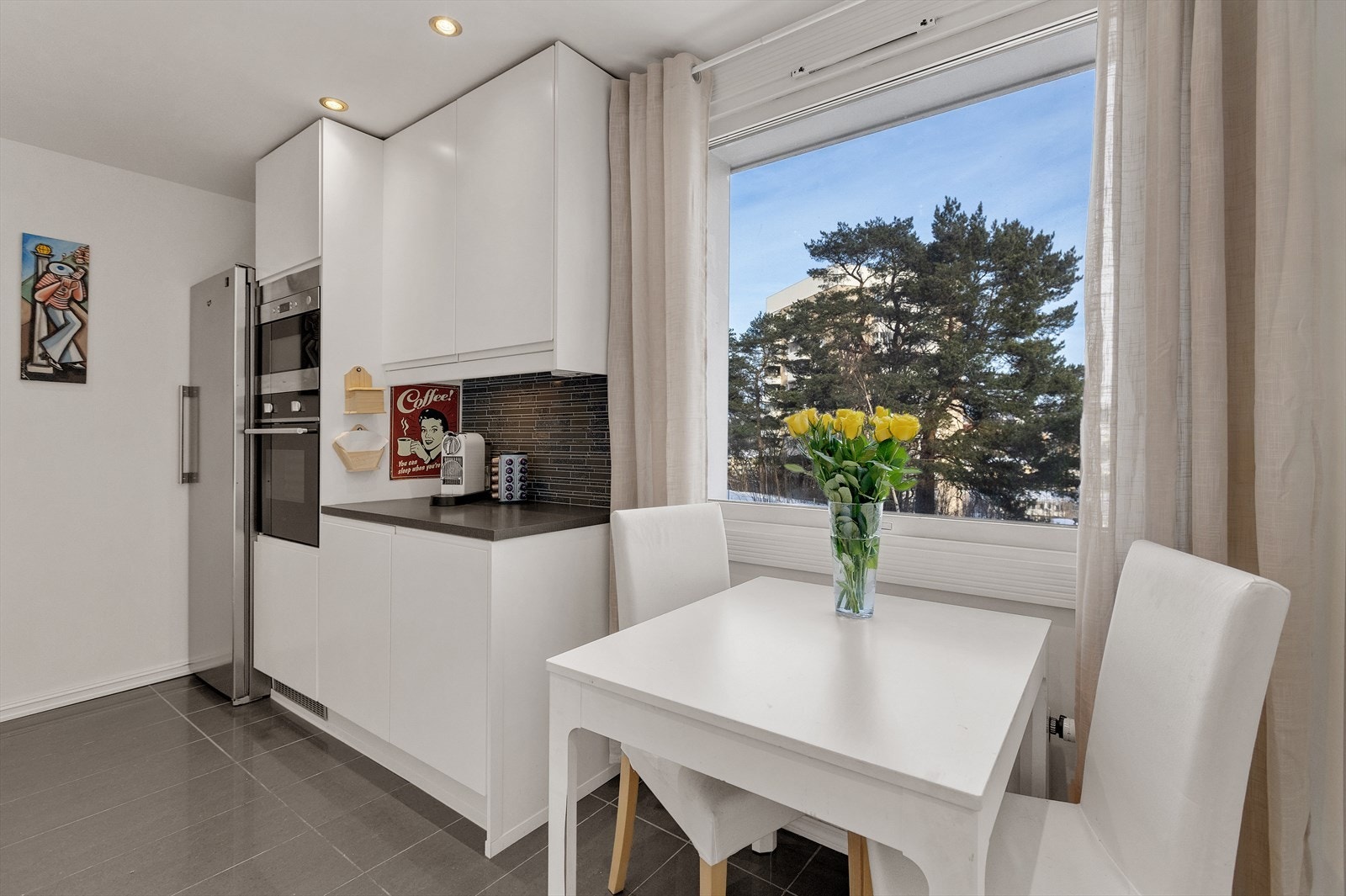 Ved vinduet er det plass til en hyggelig spiseplas, et naturlig samlingspunkt med gode lysforhold og fin utsikt, perfekt til morgenkaffen eller hverdagsmåltidene. Galleribilde