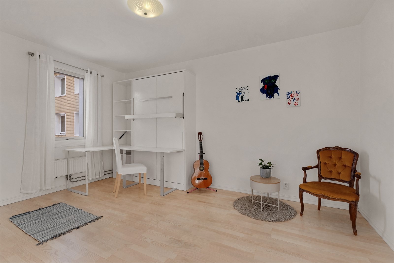 Rommene fremstår som luftige og fleksible, med plass til både seng, garderobeløsning og eventuelt skrivebord eller annen møblering etter behov. Galleribilde