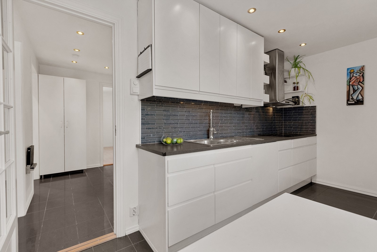 Lyslist under overskap gir godt arbeidslys. Galleribilde