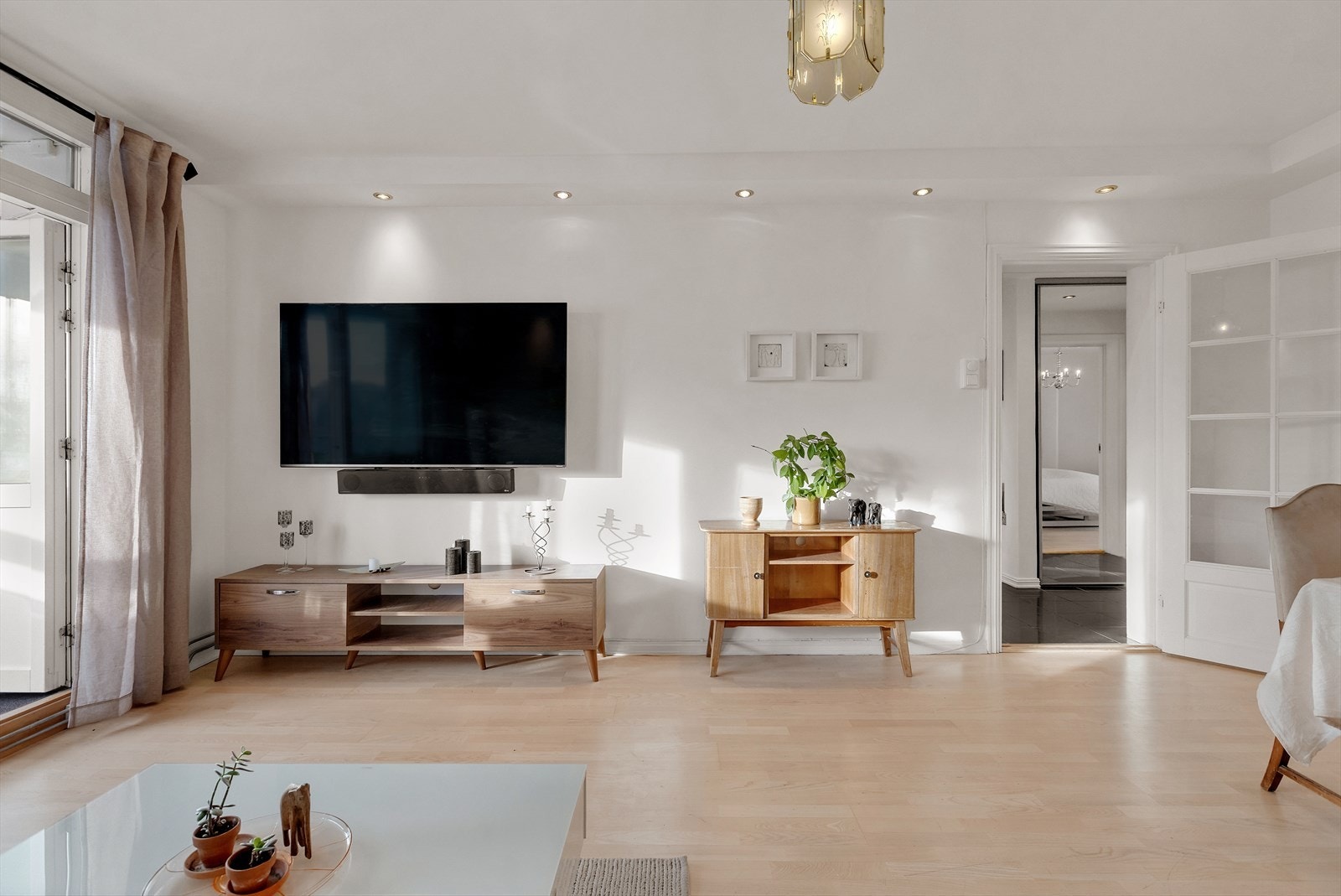 Stuen er koselig og innbydende med god plass til både sofagruppe og spiseplass - et naturlig samlingspunkt. Galleribilde