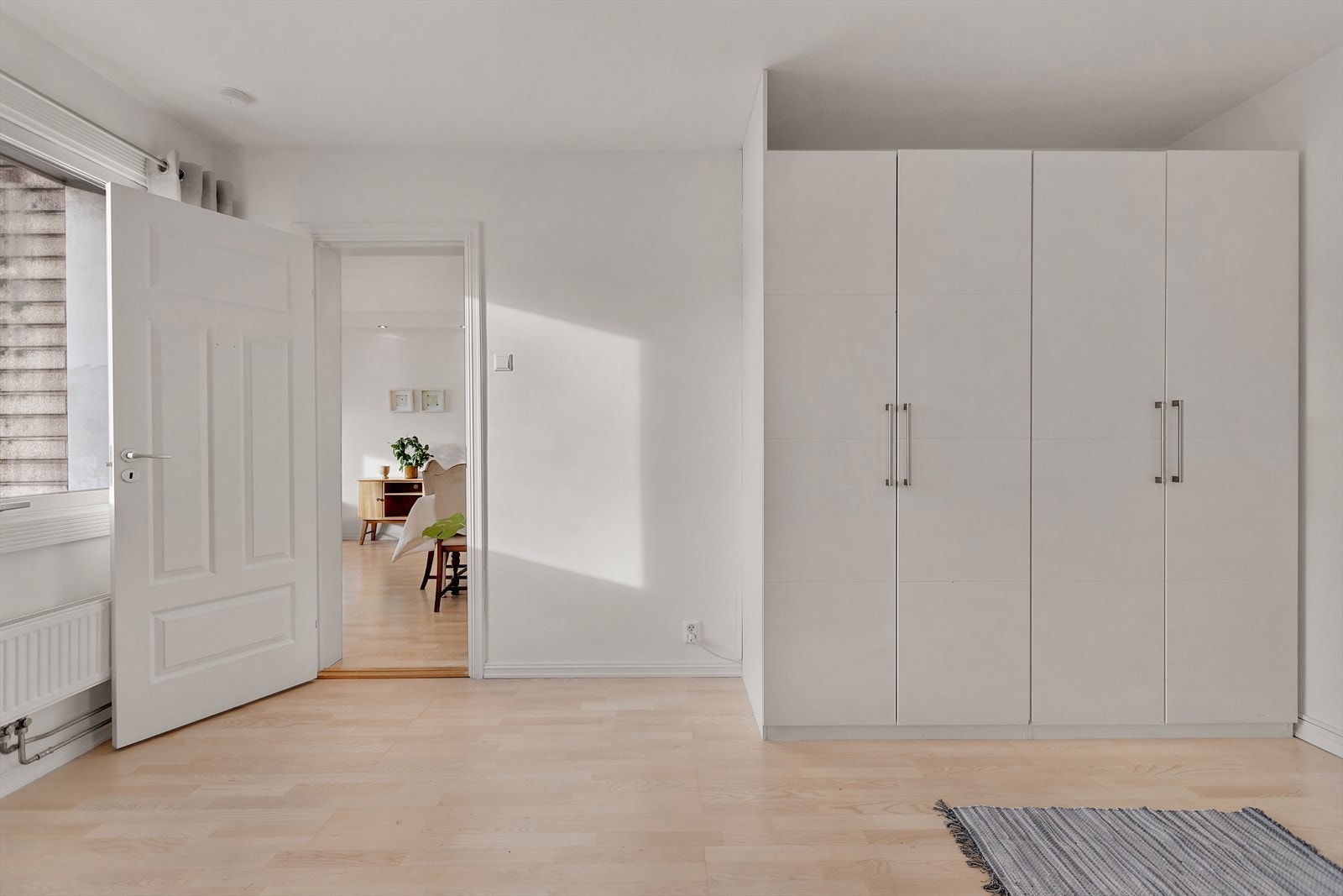 Stor garderobeløsning med plass til mye oppbevaring. Galleribilde