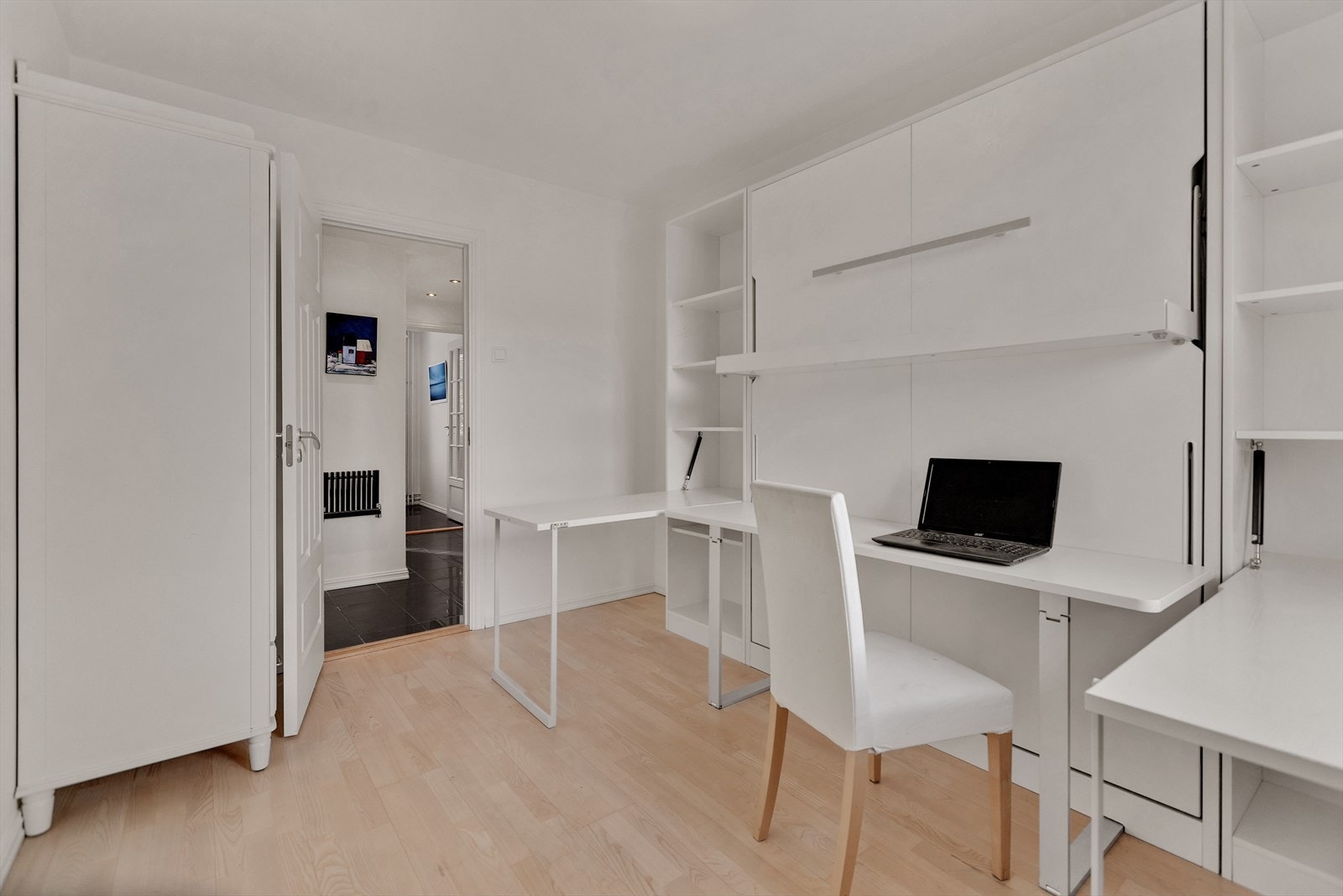 Tre romslige og anvendelige soverom gir boligen en fleksibel planløsning som passer både for familie, par eller de som ønsker ekstra plass. Galleribilde