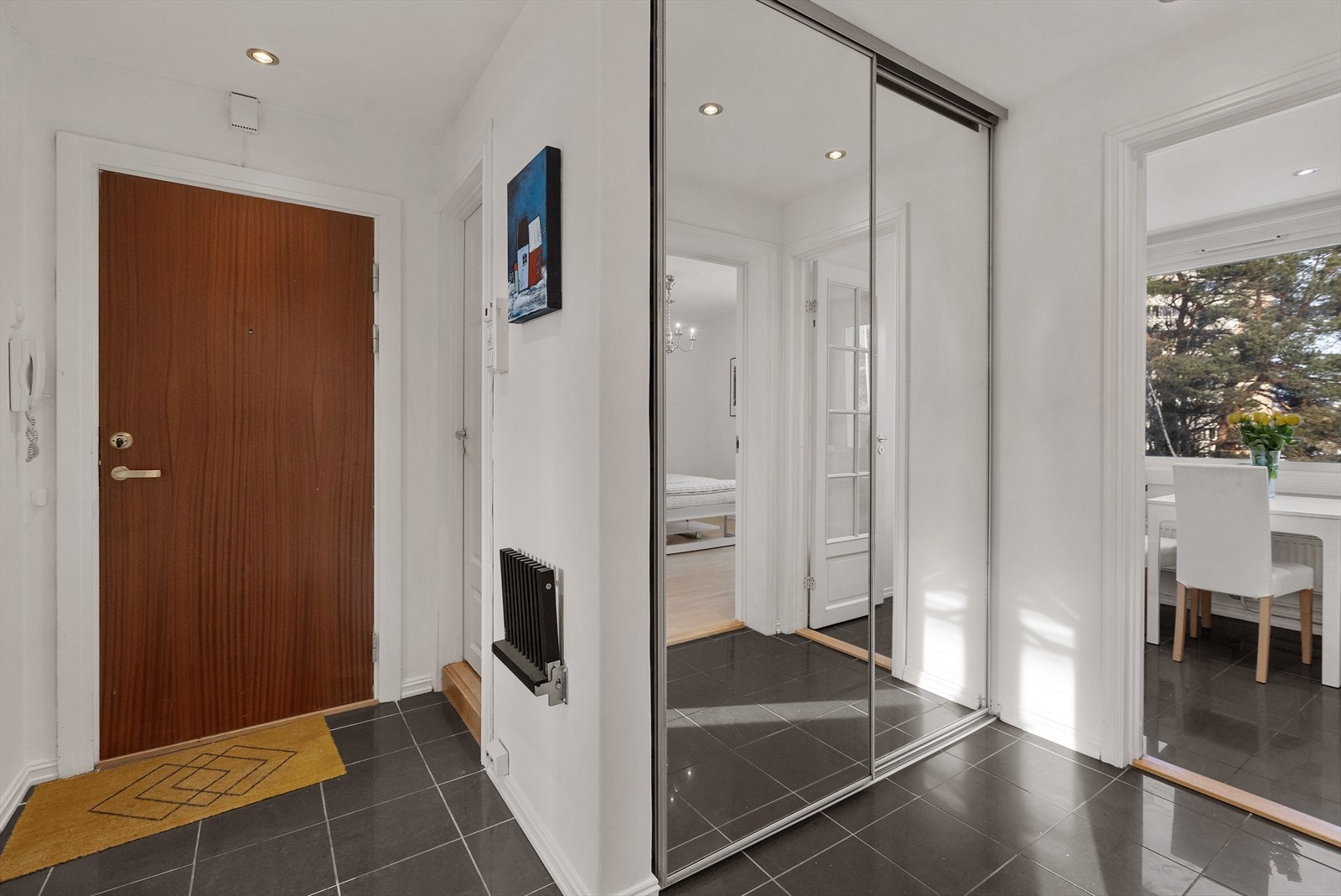 Det er god plass til oppbevaring i stor garderobeløsning med skyvedører og speilfronter, som både gir rikelig med skapplass og bidrar til en luftig romfølelse. Galleribilde