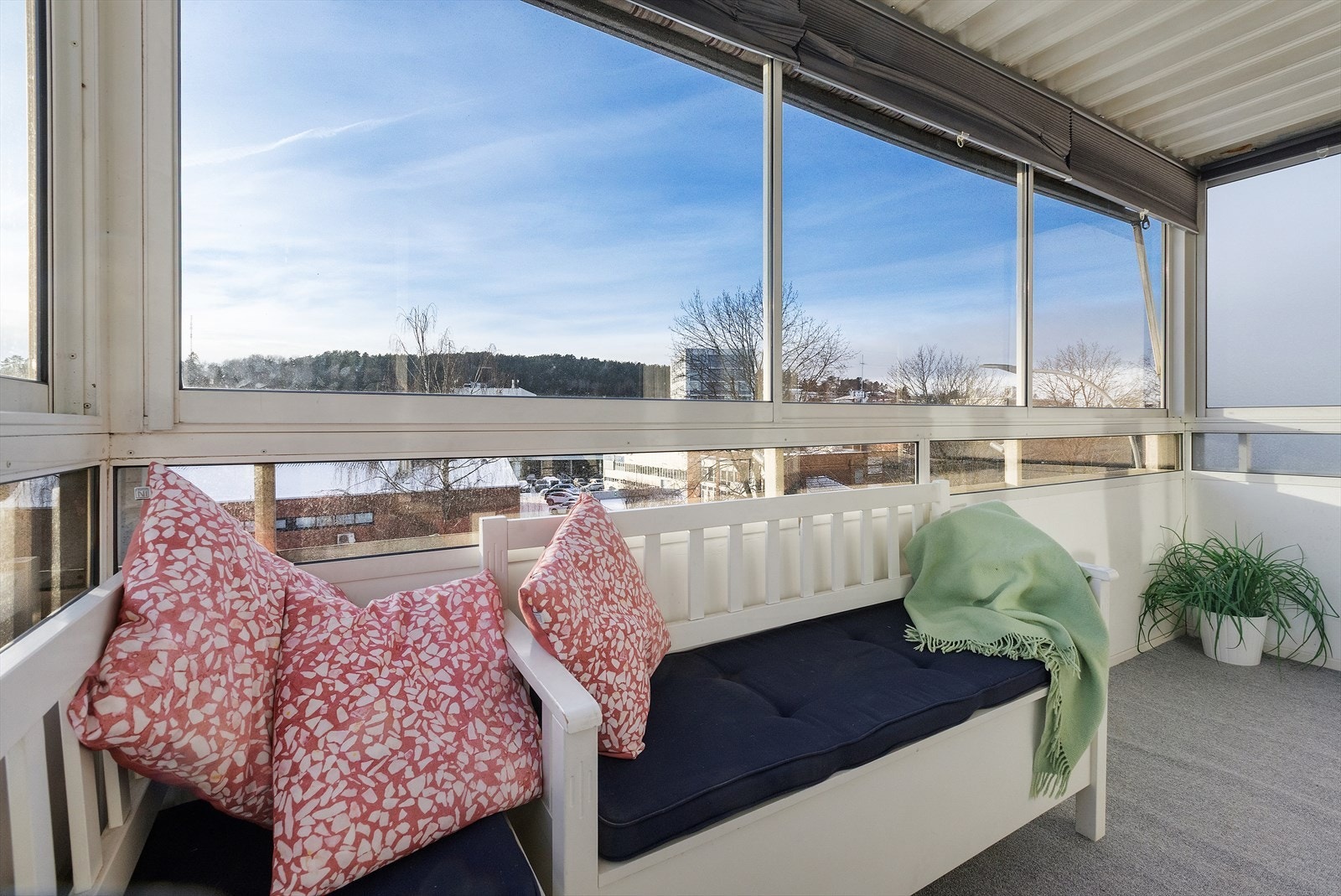 Balkongen har sol fra 12-22, så her kan du nyte hele dagen med en frodig og rolig utsikt! Galleribilde