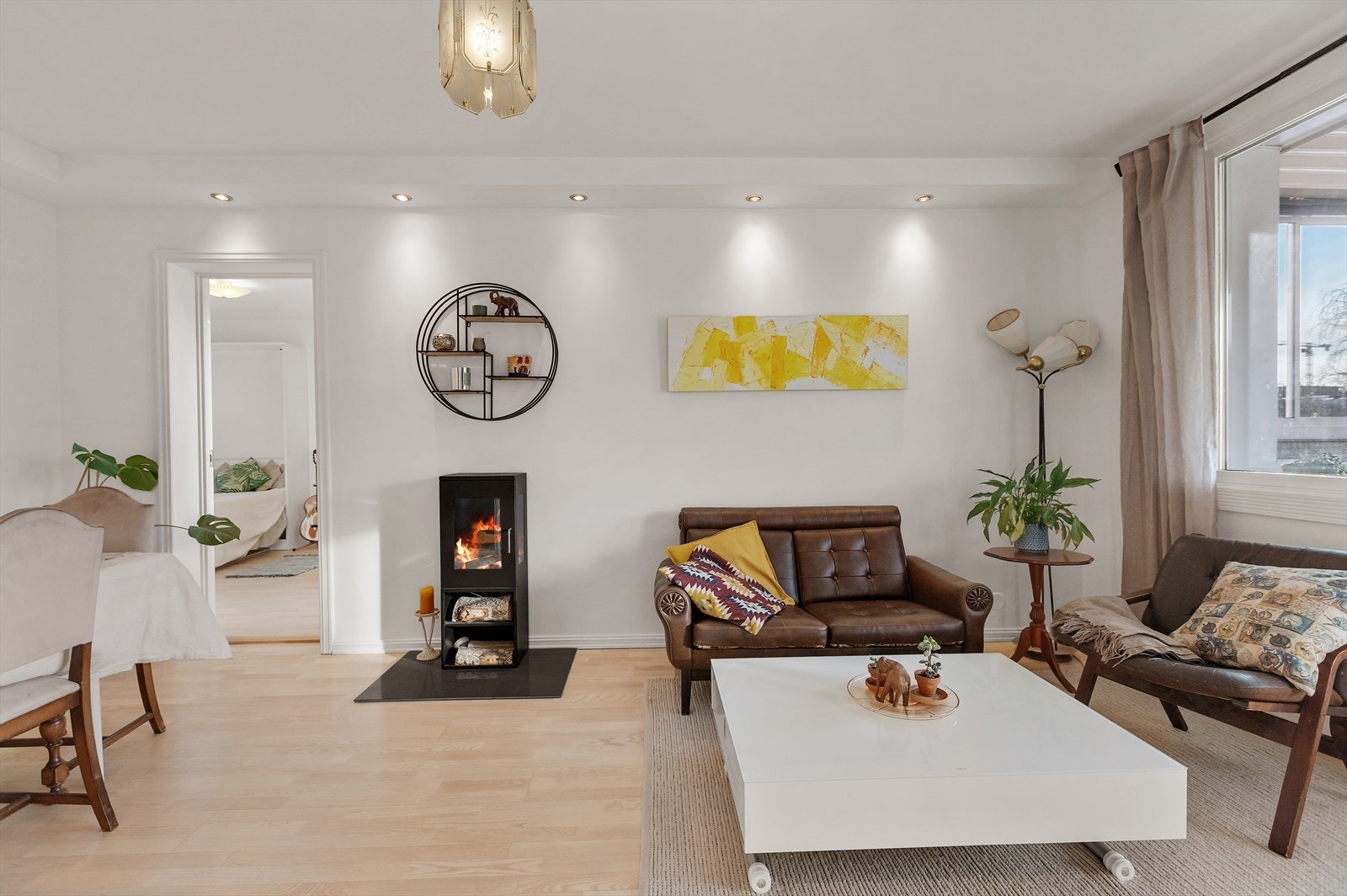 Downlights i himling gir et behagelig og moderne uttrykk, samtidig som lysmalte vegger og parkett på gulv. Galleribilde