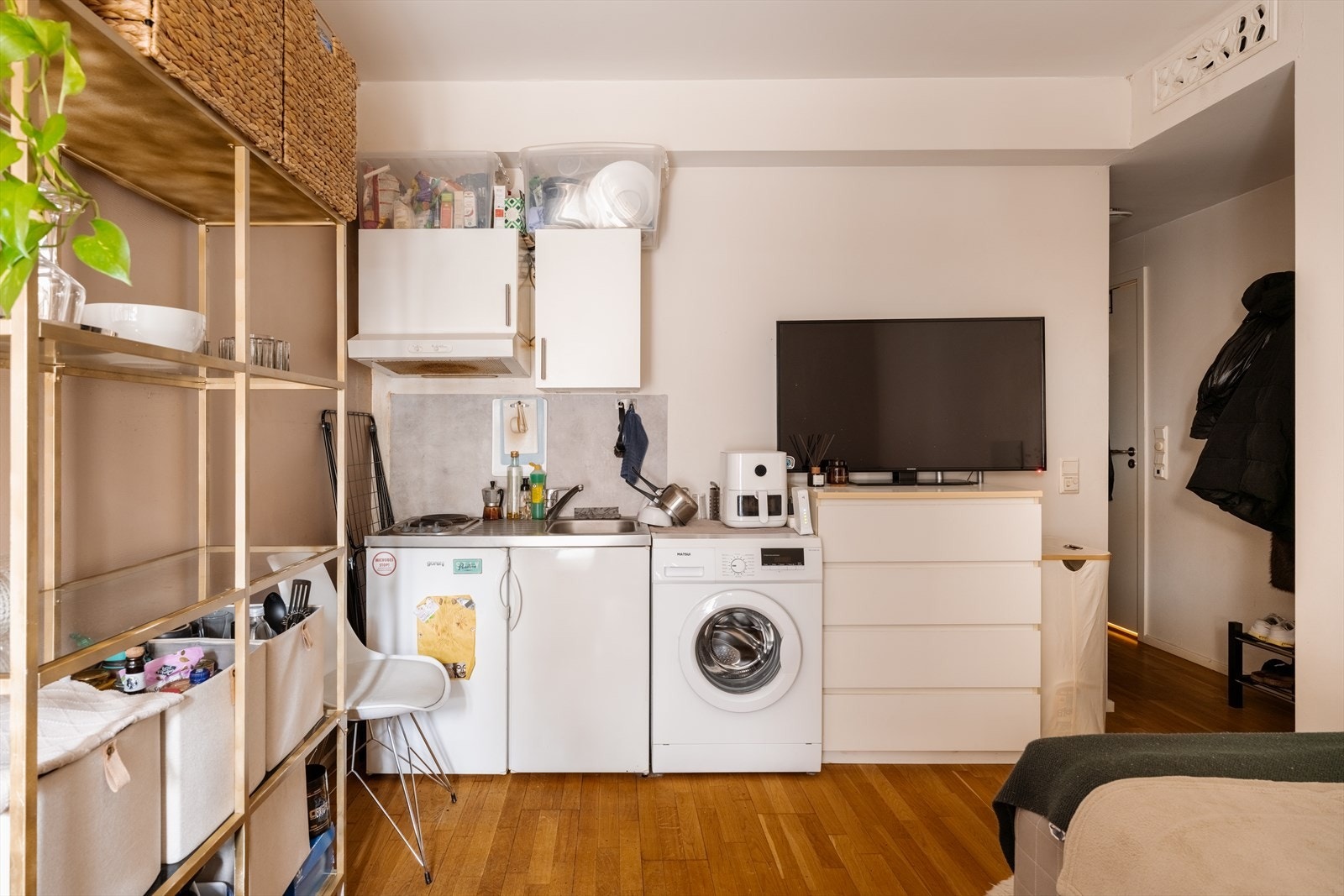 Her er det et praktisk hybelkjøkken og opplegg for vaskemaskin. Galleribilde