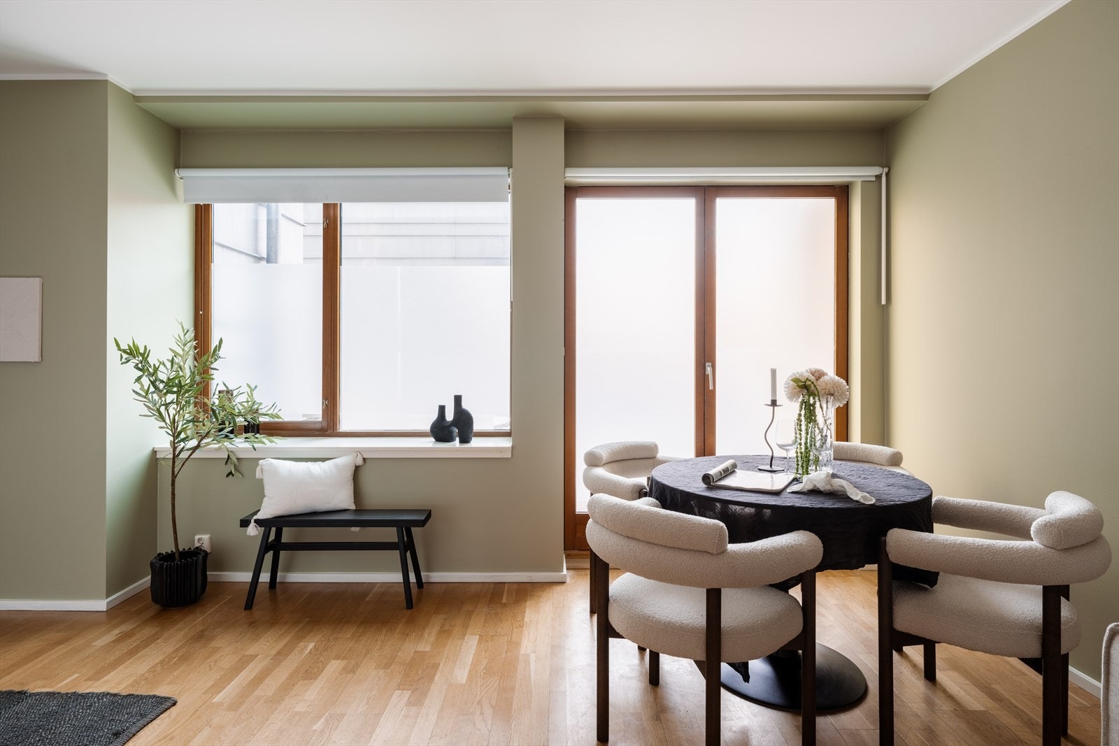 Fra stuen er det direkte utgang til en romslig, vestvendt uteplass på 17 m². Galleribilde