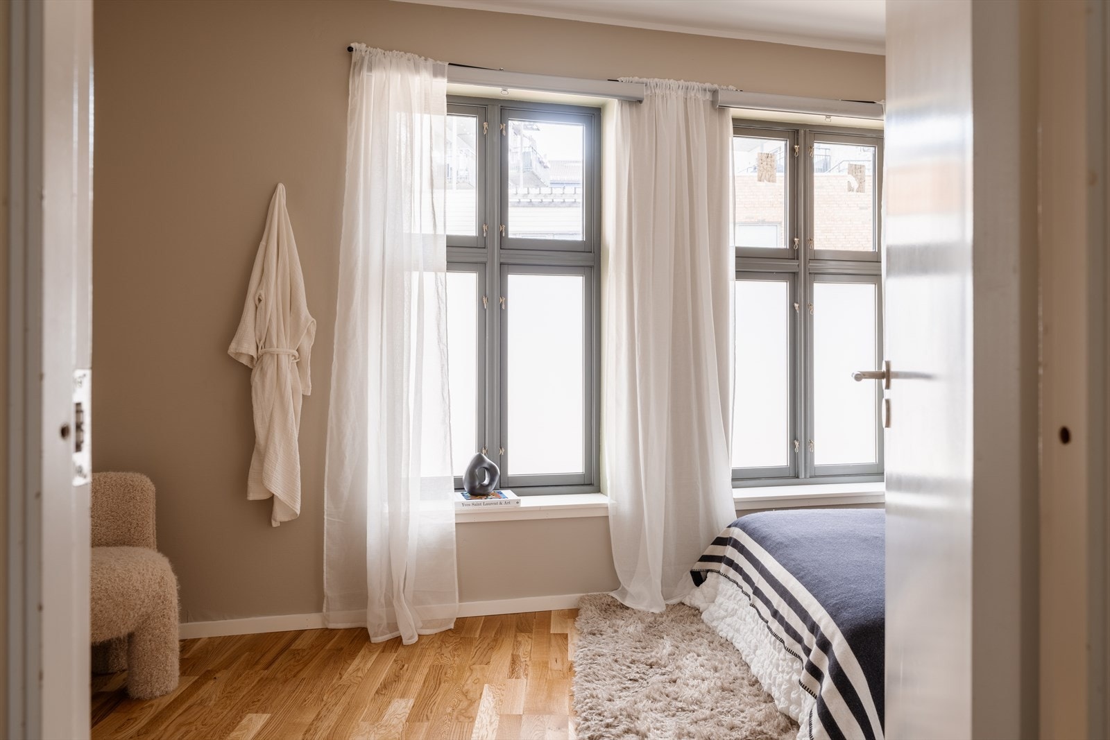 Vinduene er 2-lags isolerglass fra 2007, som sikrer god isolasjon. Galleribilde