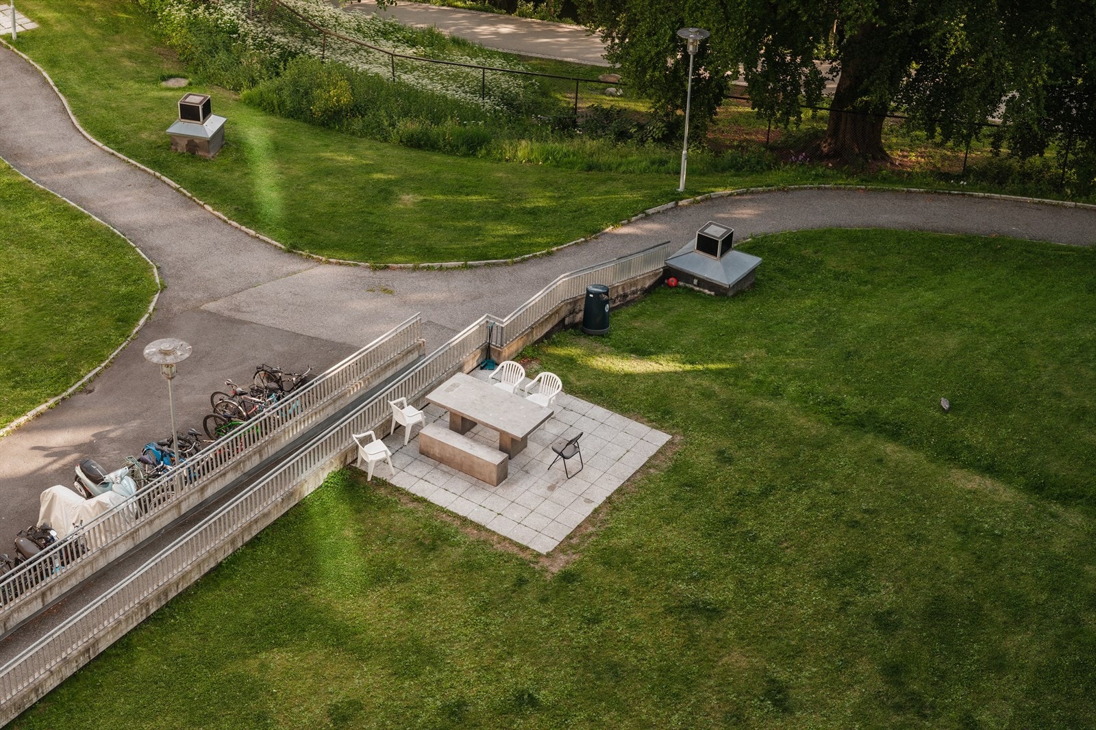 Fellesarealene er pent opparbeidet med grøntområder og sitteplasser. Galleribilde