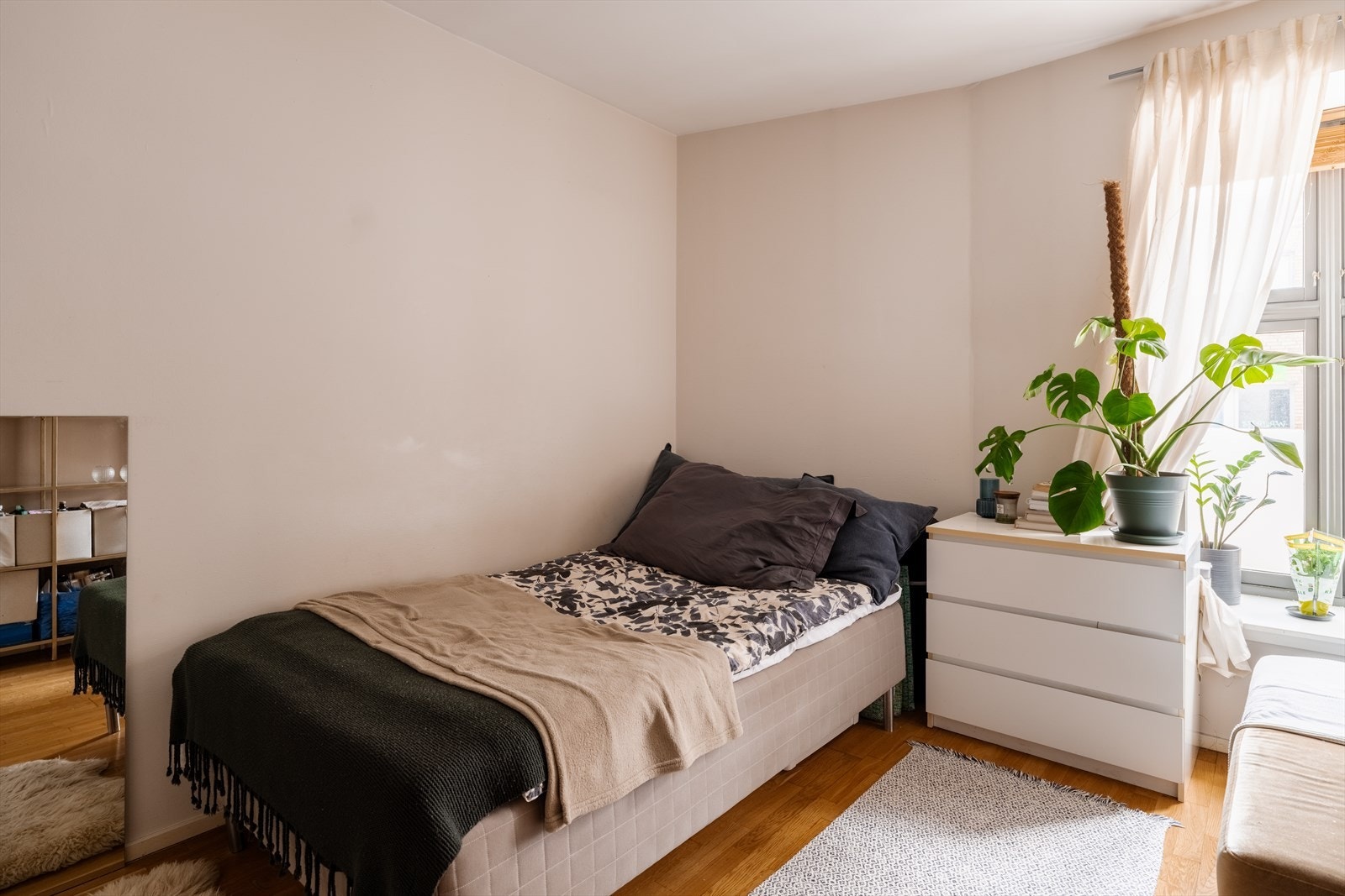 Hybelen har parkettgulv med gulvvarme for økt komfort. Galleribilde