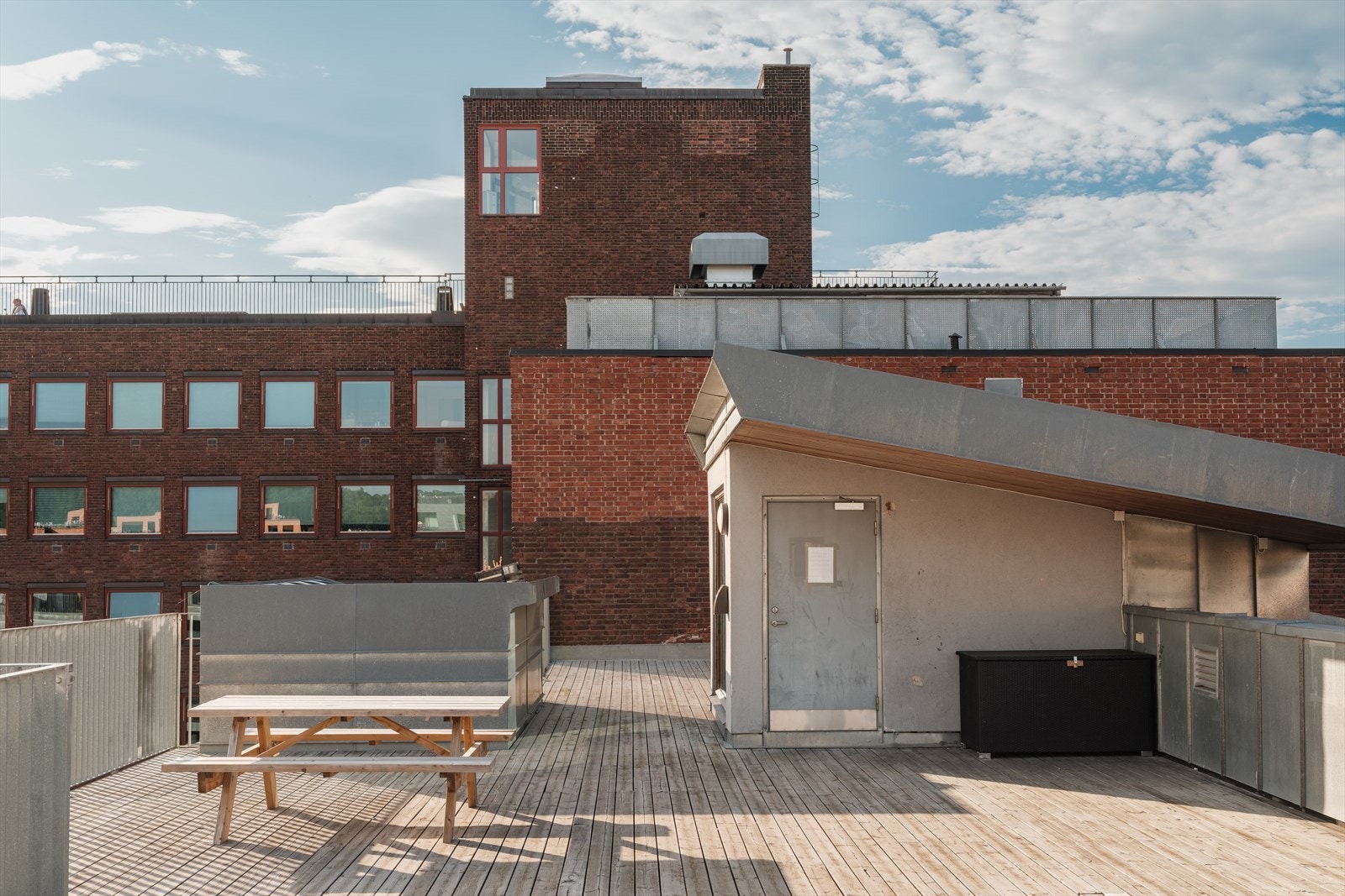 Sameiet disponerer en felles takterrasse med sittegrupper. Galleribilde