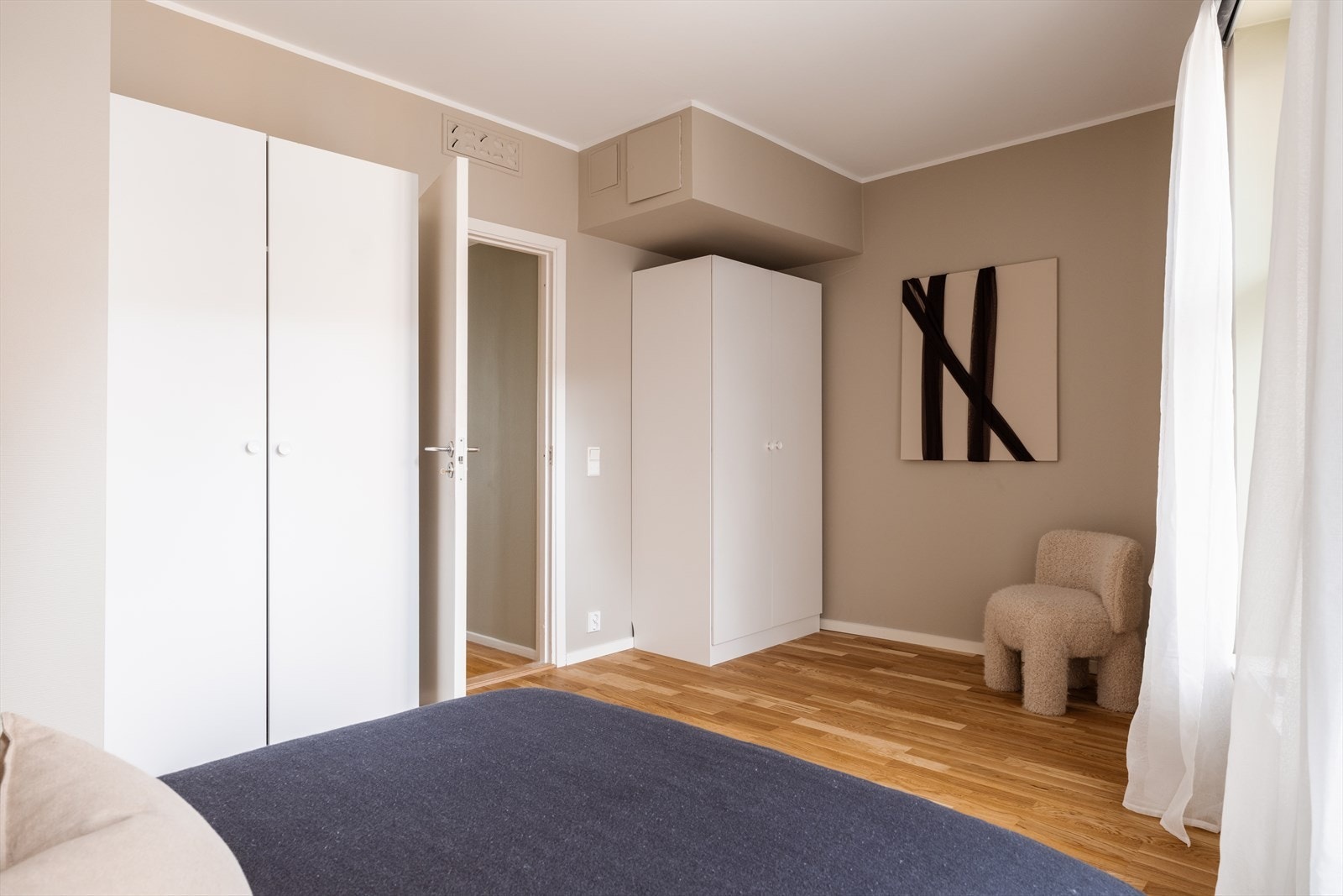 Her er det god plass til ytterligere garderobeløsninger etter eget ønske. Galleribilde