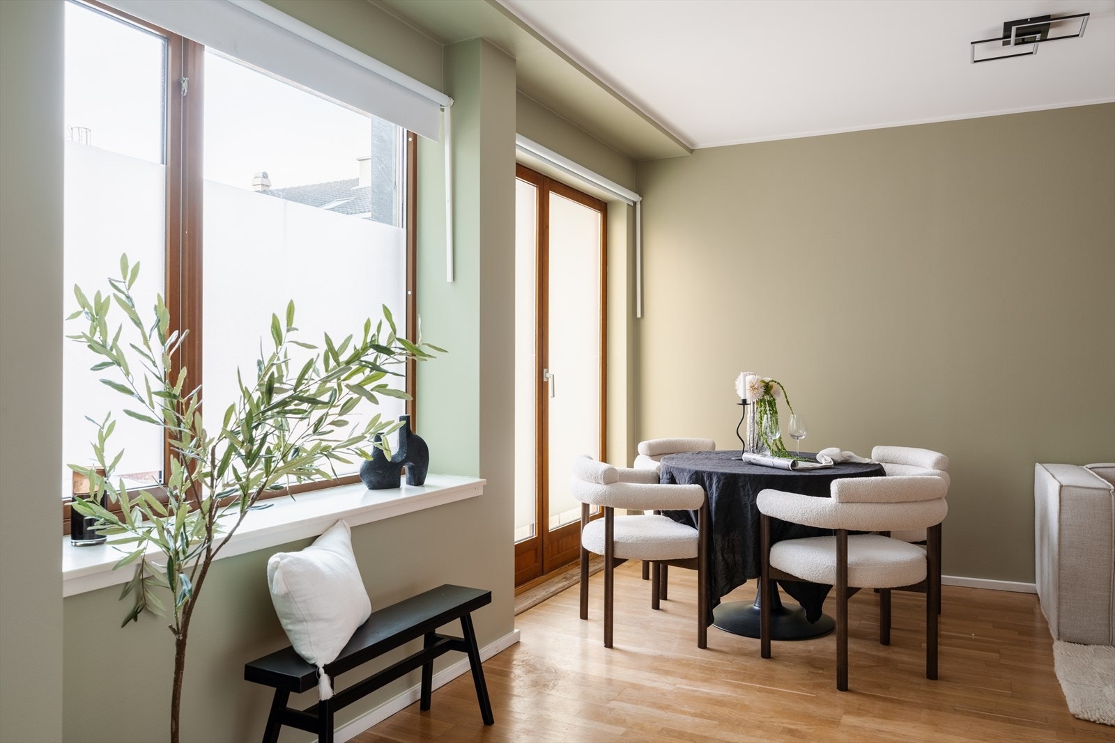 Spiseplassen er naturlig plassert i tilknytning til både stue og kjøkken. Galleribilde