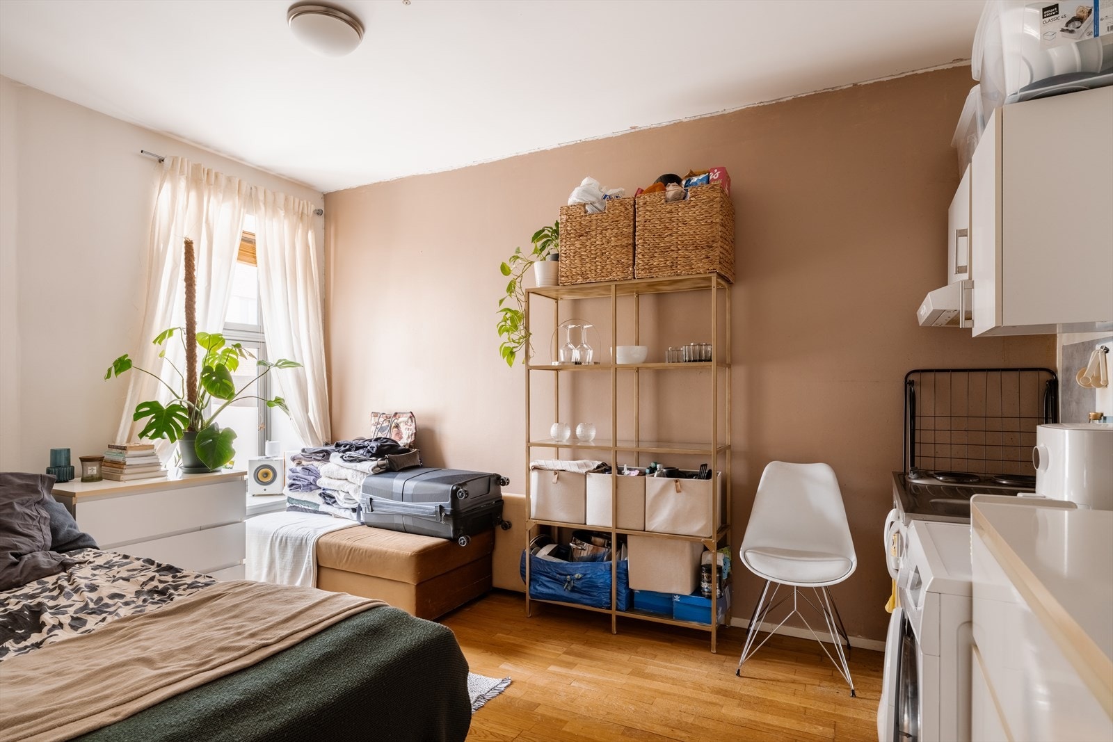 Hybelen er et kombinert sove-, stue- og kjøkkenområde. Galleribilde