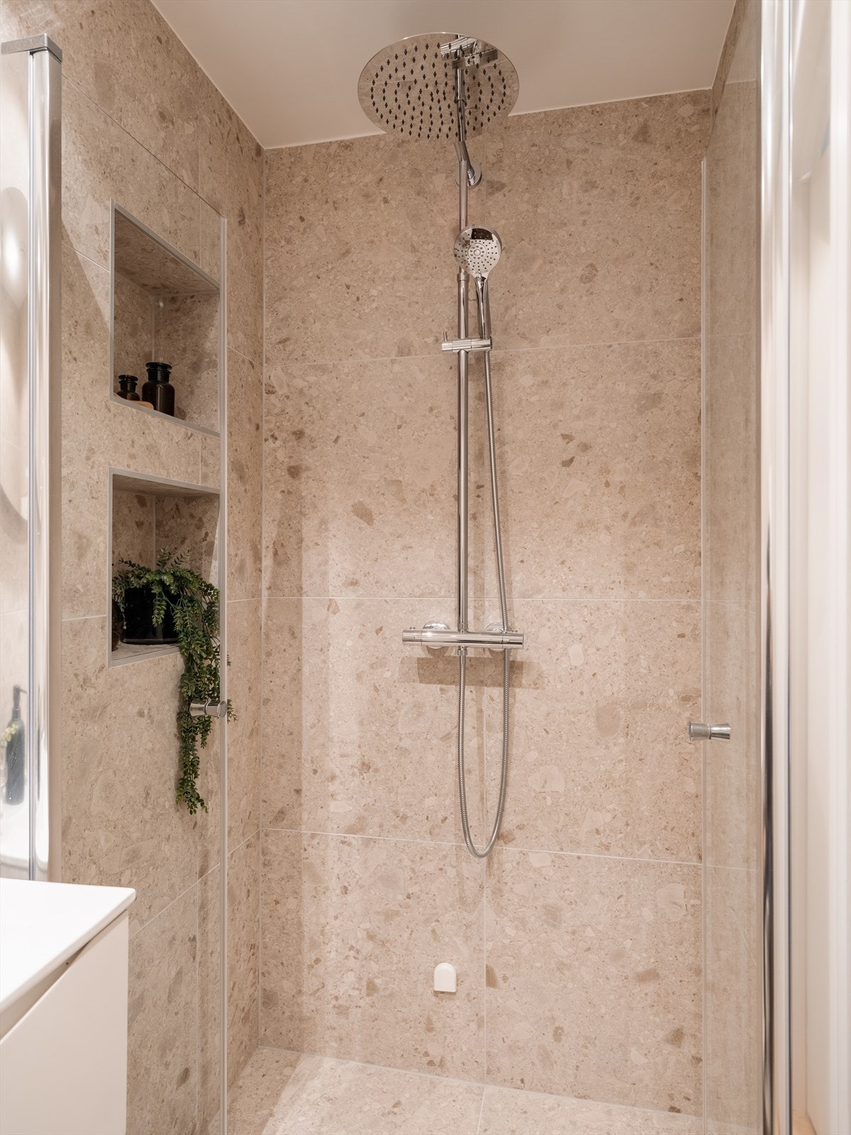 Dusjsonen har innfellbare vegger og en praktisk nisje for oppbevaring. Galleribilde