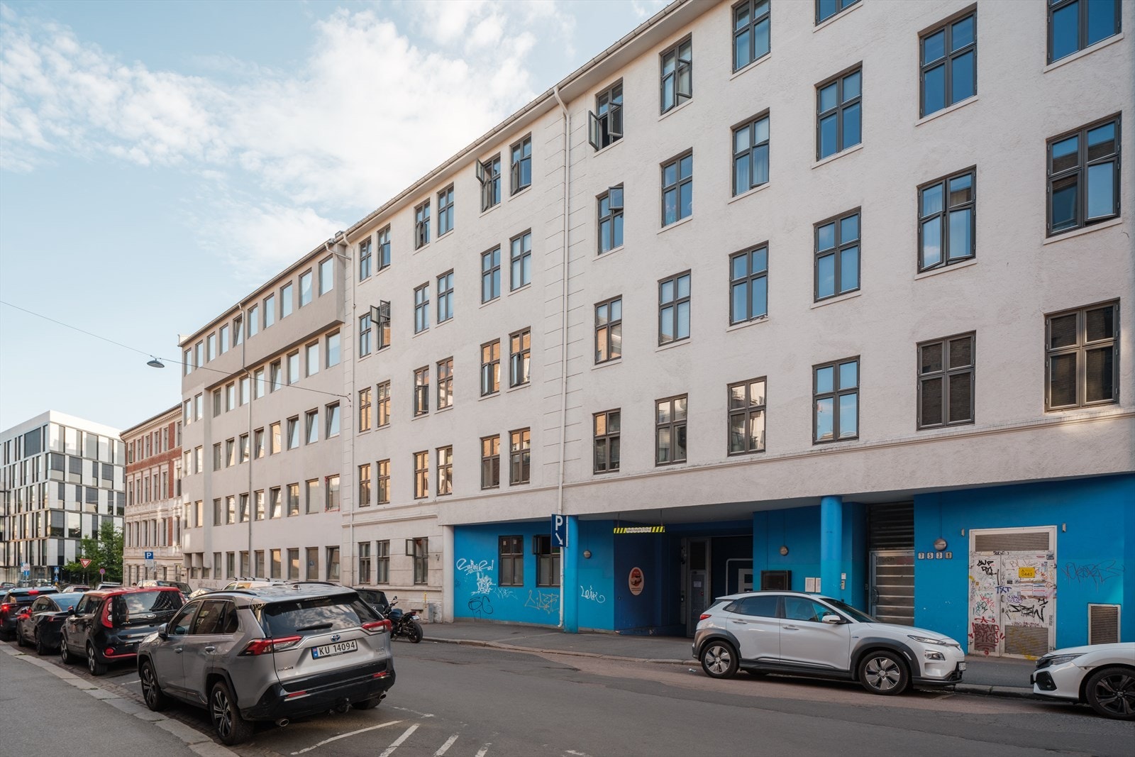 Beliggenheten er sentral med kort vei til alt av servicetilbud og offentlig kommunikasjon. Galleribilde