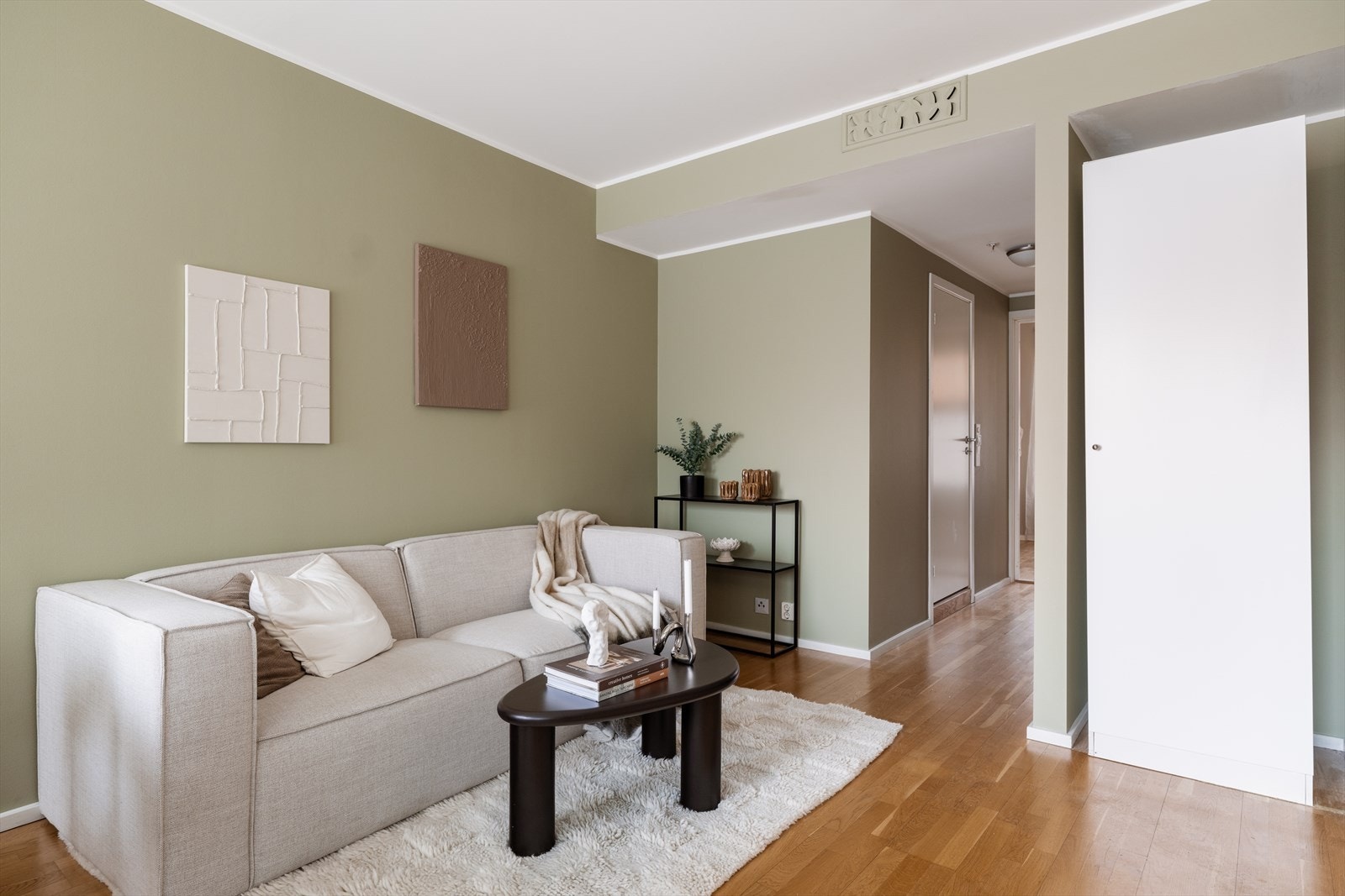 Leiligheten har en gjennomgående god standard med malte vegger og parkettgulv. Galleribilde