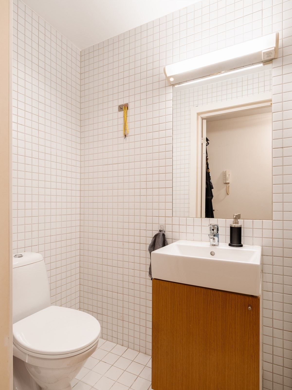 Badet er utstyrt med vask med møbel under, speil og toalett. Galleribilde