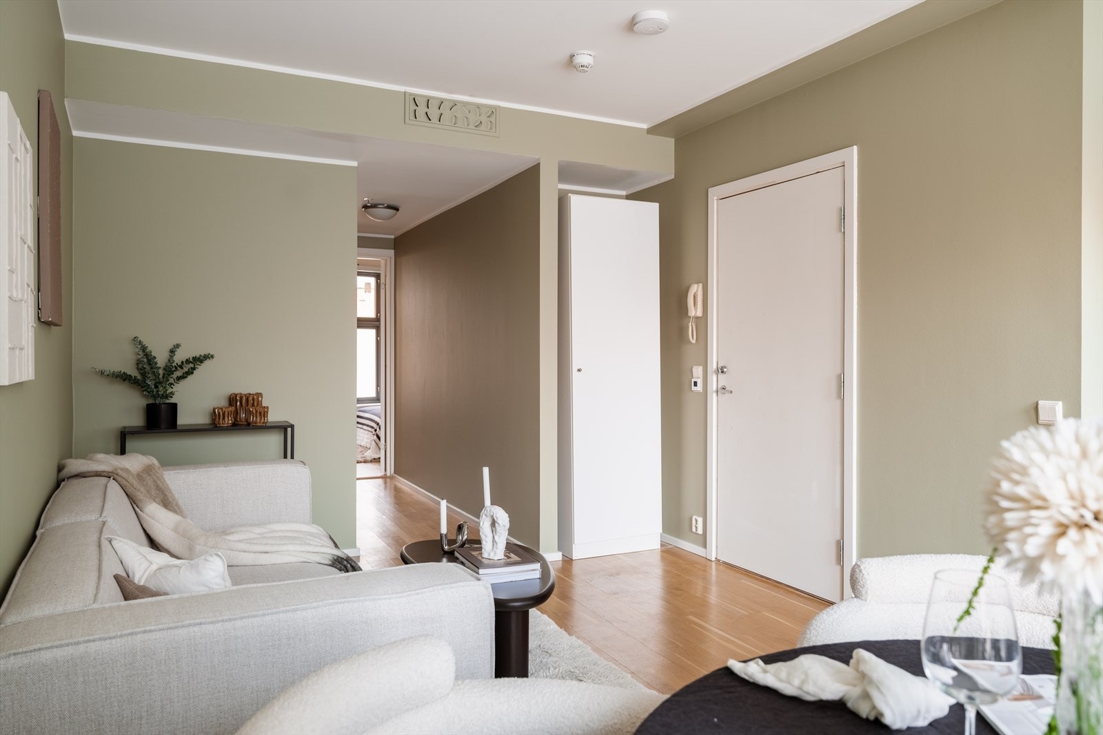 Velkommen inn i en lys entré med parkett på gulvet og sikringsskap. Galleribilde