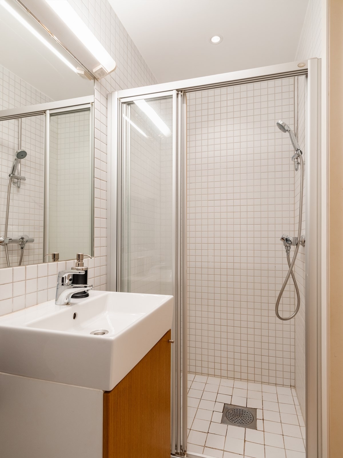 Badet i hybelen er fra 2007 og har fliser med gulvvarme. Galleribilde