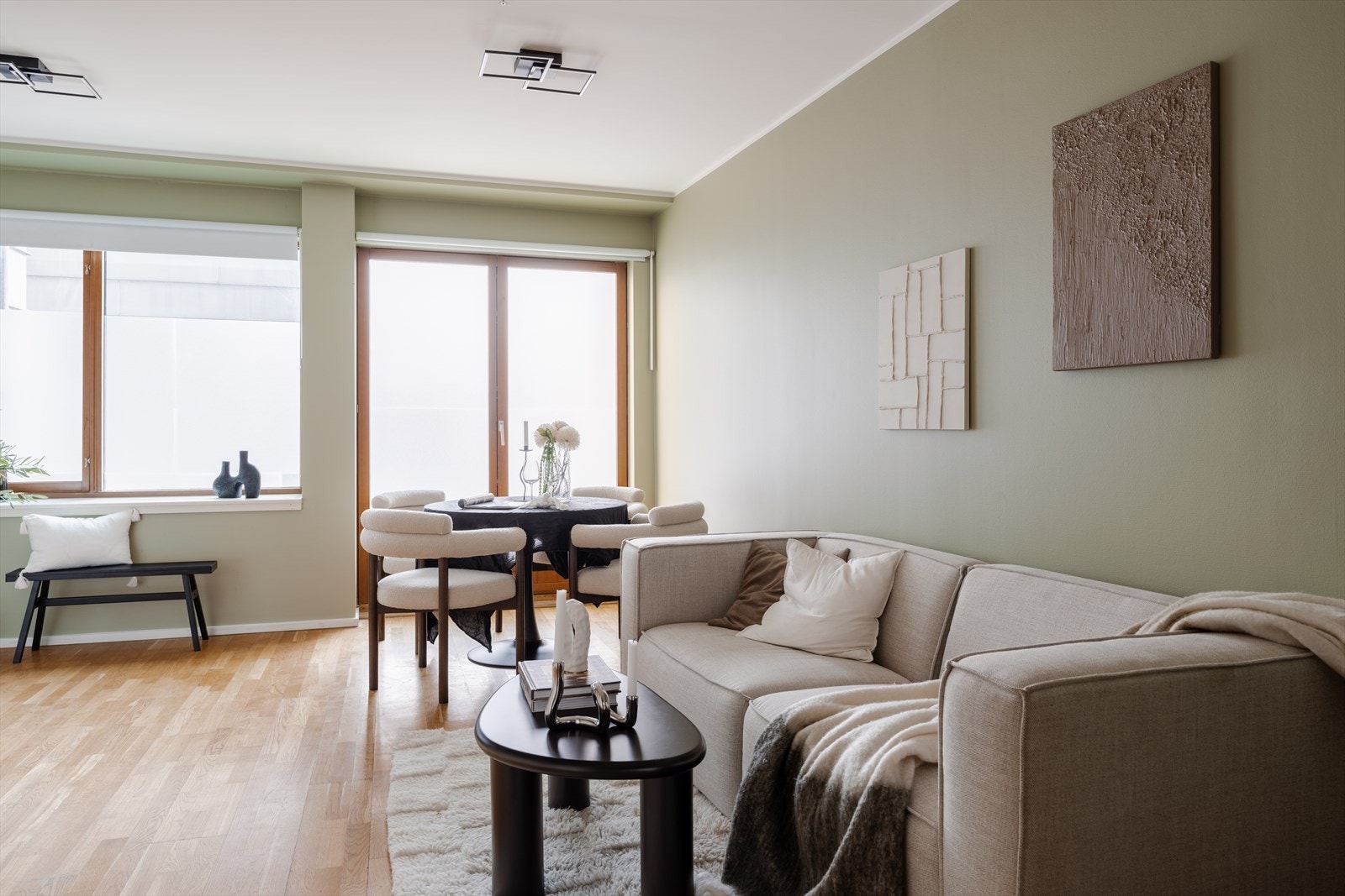 Stuen har parkettgulv med gulvvarme og plass til både sofagruppe og spisebord. Galleribilde