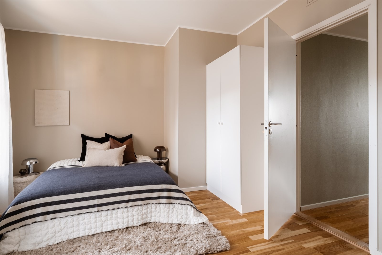 Rommet er utstyrt med et praktisk garderobeskap for god oppbevaring. Galleribilde