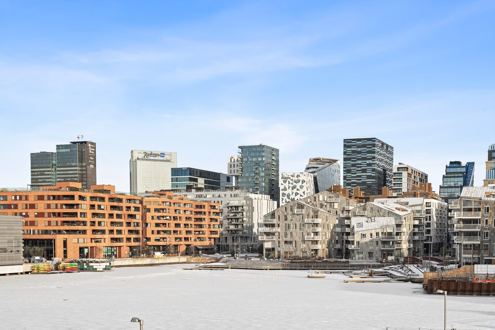 Fantastisk utsikt mot det indre havnebassenget, Barcode og byen fra leiligheten Galleribilde