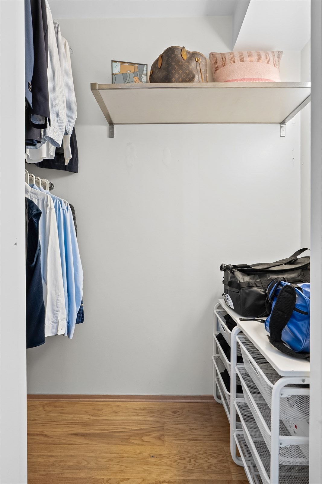 Perfekt for oppbevaring av yttertøy, sko og annet du ønsker lett tilgjengelig, men ute av syne. Galleribilde