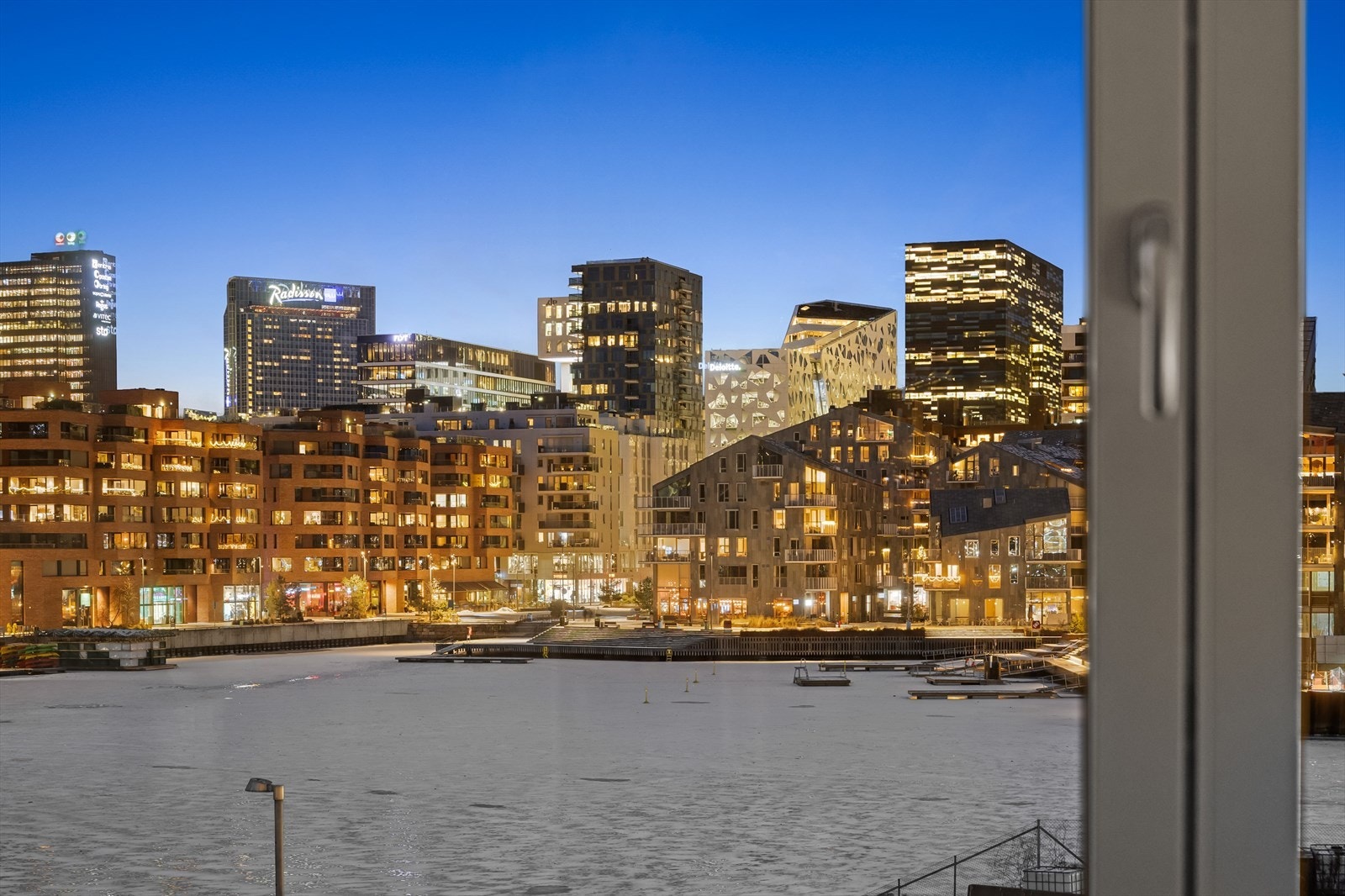 Nydelig hjørneleilighet med fantastisk utsikt mot det indre bassenget i Bjørvika og Barcode. Galleribilde