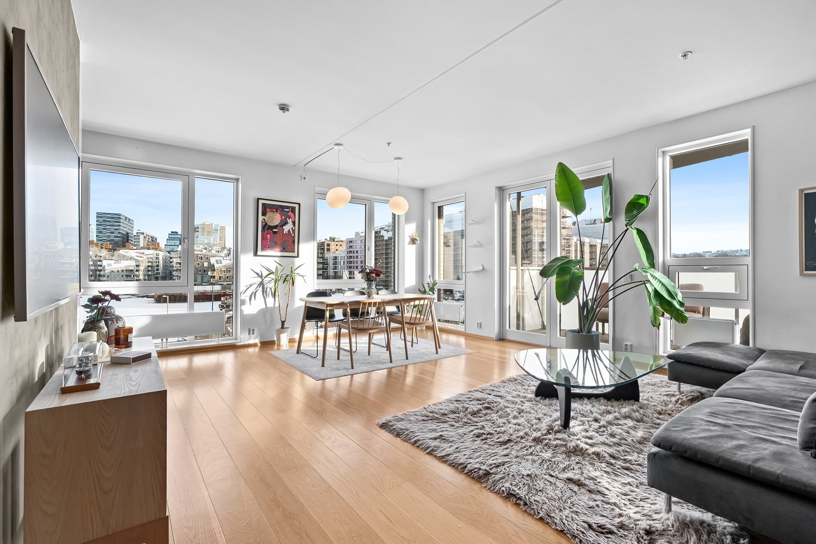 Fantastisk hjørnestue med store vindusflater og fantastisk utsikt som må oppleves! Galleribilde