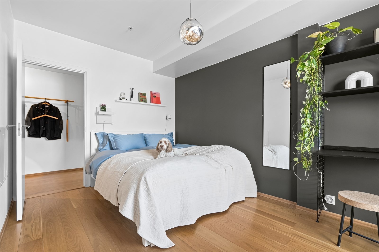 Soverommet er romslig og har god plass til dobbeltseng og nattbord. Galleribilde