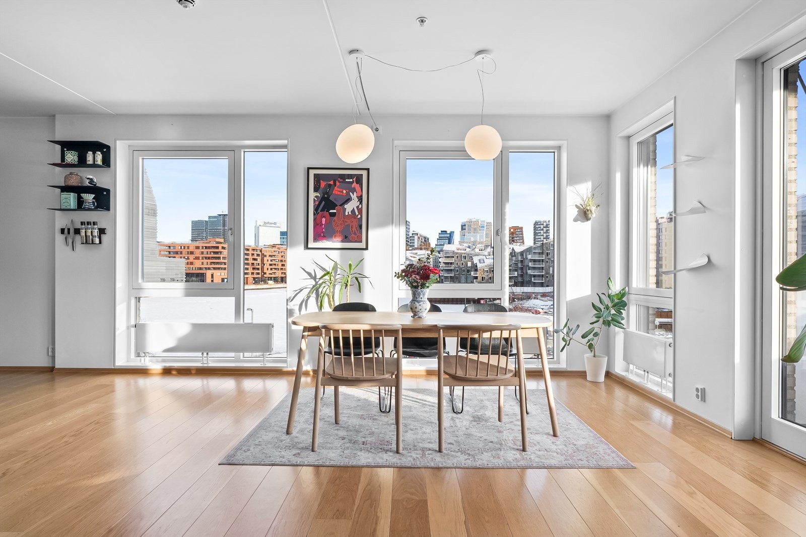 Bygget har en fantastisk vinkling mot det indre havnebassenget i Bjørvika. Her kommer et en stor park på utsiden som bidrar til å gjøre beliggenheten svært god. Utsikten vil også i stor grad ivaretas etter utbyggingen Galleribilde