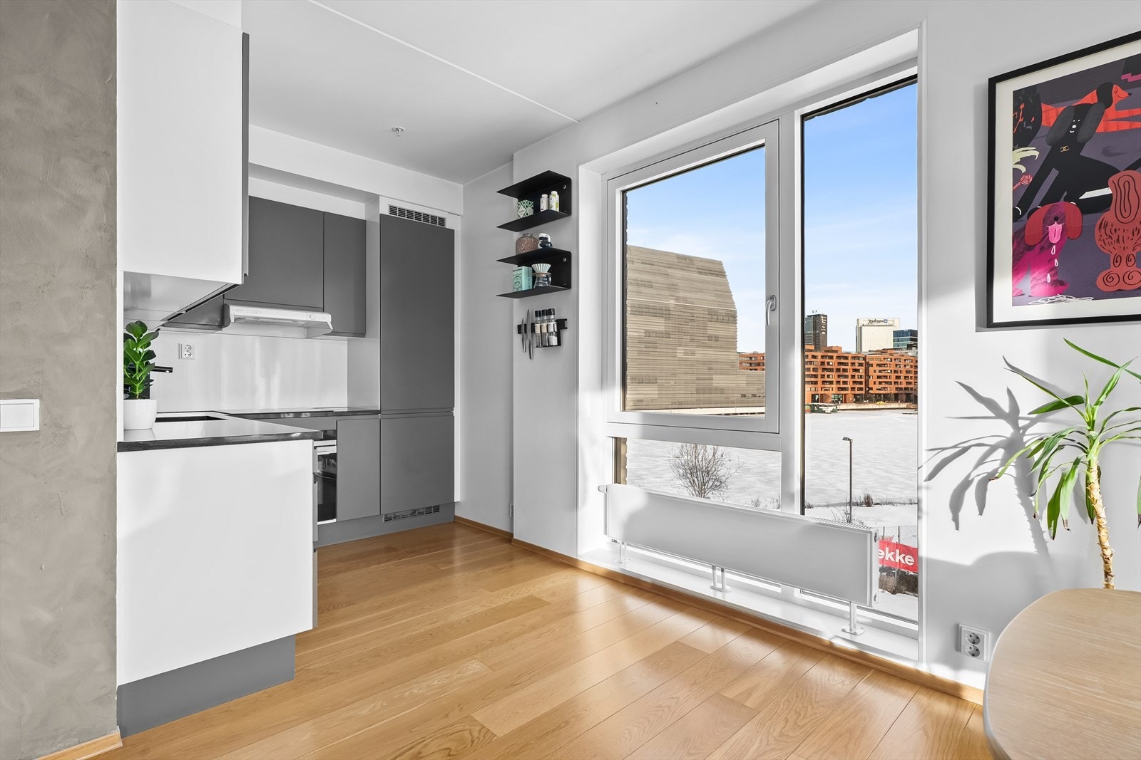 Kjøkkenet har en stilren og tidløs innredning fra HTH med slette fronter. Benkeplaten i granitt (oppgradert i 2017) har nedfelt beslag og ett-greps blandebatteri. Galleribilde