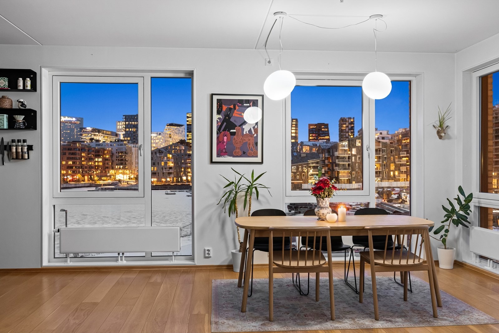 Skyline utsikt fra stuen som må oppleves! Svært god beliggenhet i Bjørvika. Galleribilde