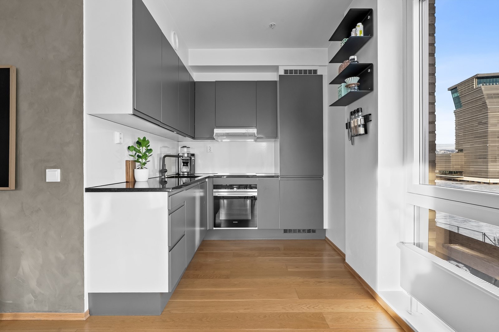 Flott HTH kjøkken me grå fronter og fullintegrerte hvitevarer Galleribilde