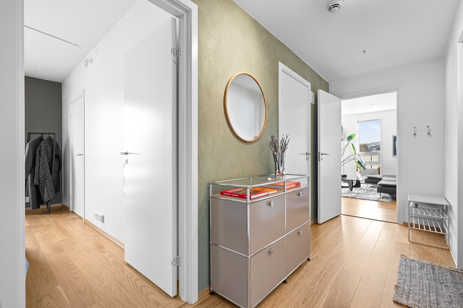 Romslig entré/gang med god plass til å henge fra seg Galleribilde