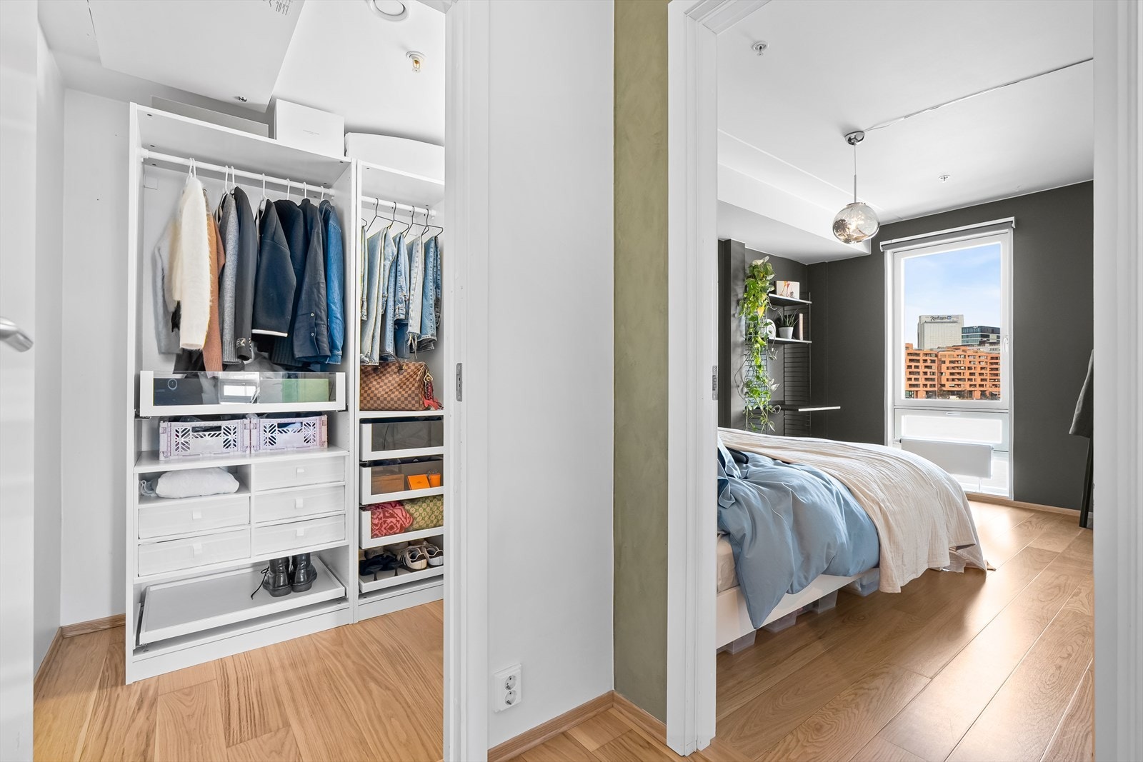 Stor garderobe/teknisk rom med adkomst fra gangen. Galleribilde