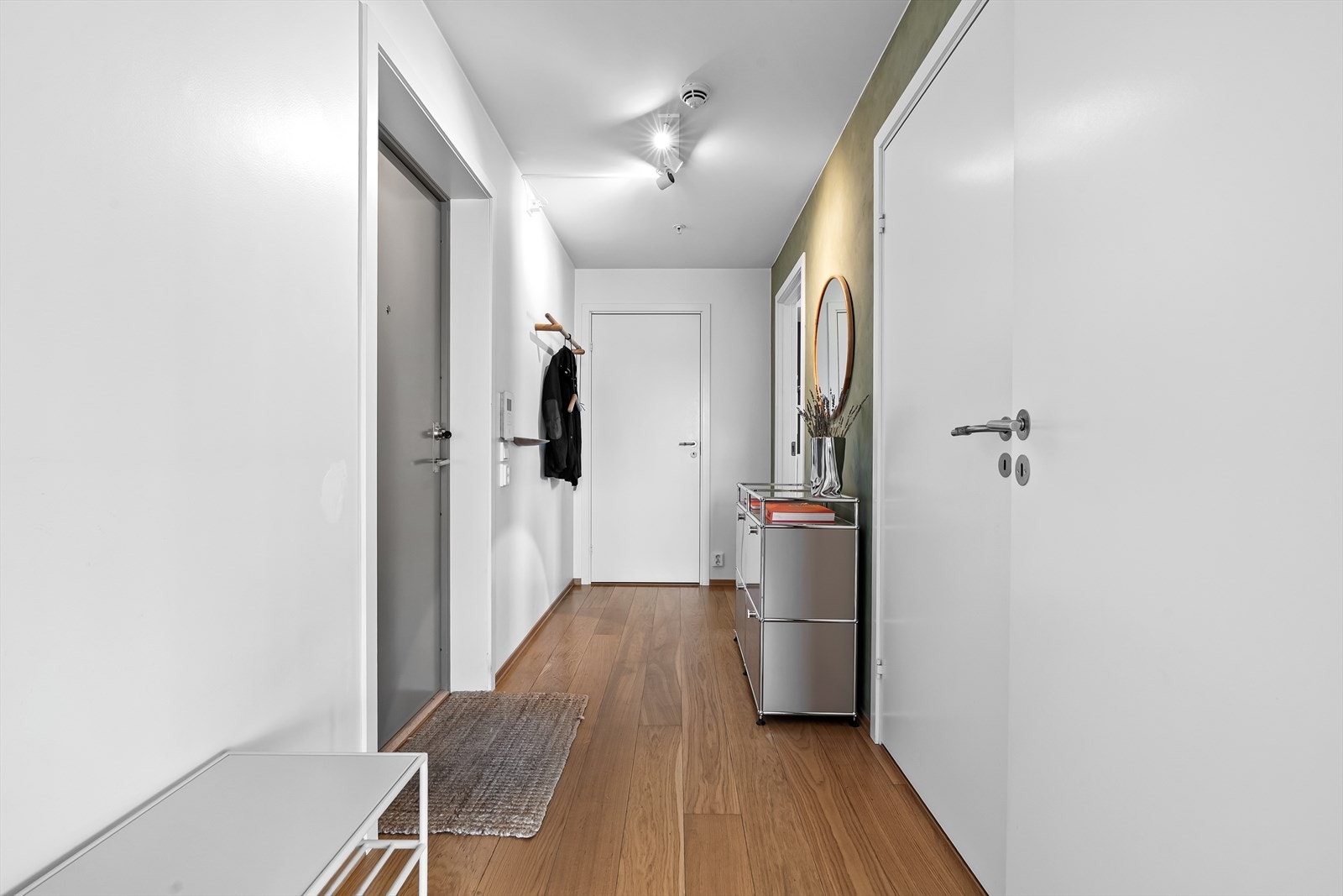 Velkommen inn i en romslig og innbydende entré med god plass til både kommode, skoskap og knaggrekke. I direkte tilknytning til gangen finner du en innvendig bod. Galleribilde