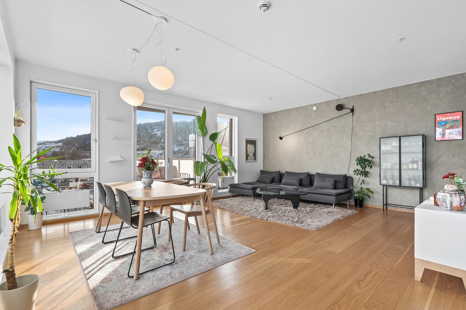 Planløsningen gjør det enkelt å dele inn i ulike soner med sofagruppe og spisegruppe. Galleribilde